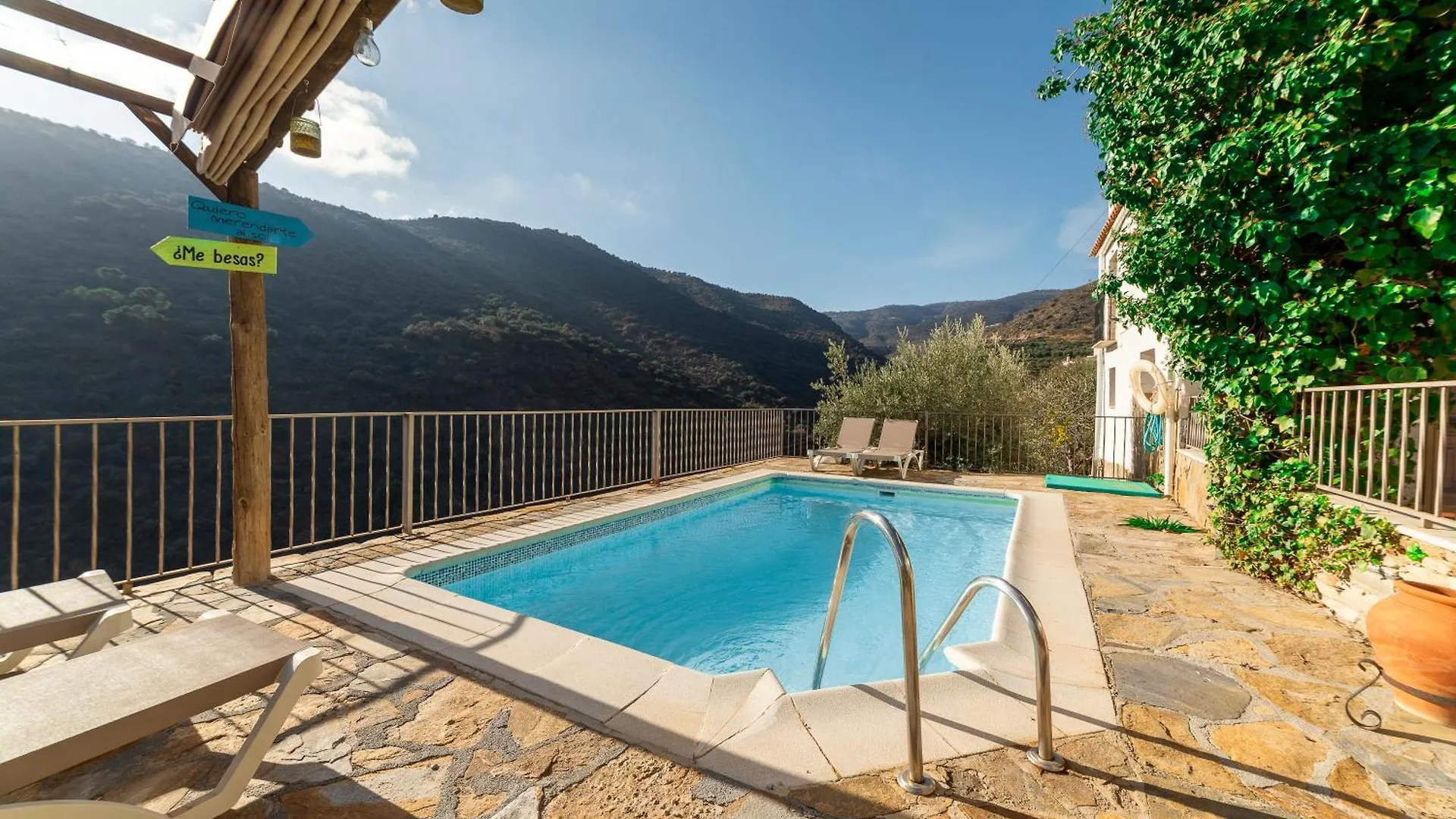C'Antonia Y Manuel Villa Laroya